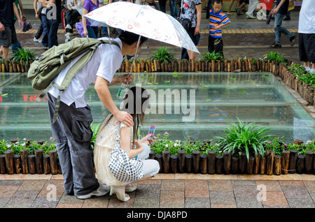 Il popolo cinese fermare a guardare i resti ben conservati di un antica strada in Cina Foto Stock