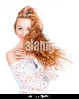 Ritratto di una giovane bella donna con capelli lunghi marrone - Isolato su bianco Foto Stock