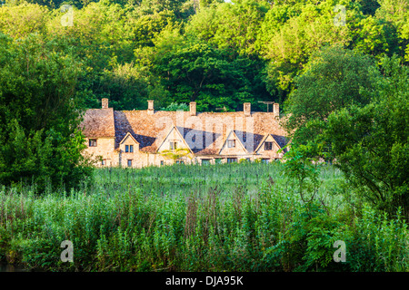 Vista su Rack Isle prato acqua al famoso Arlington Row case di villaggio Costwold di Bibury. Foto Stock