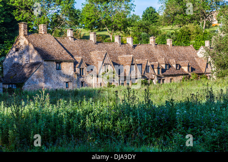 Vista su Rack Isle prato acqua al famoso Arlington Row case di villaggio Costwold di Bibury. Foto Stock