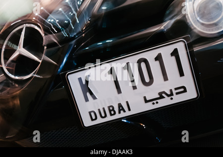Dubai la targa in nero Mercedes. Dubai, Emirati Arabi Uniti. Foto Stock