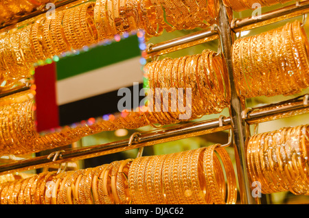 Un adesivo della bandiera DEGLI EMIRATI ARABI UNITI orgogliosamente esposti in vetrina di un negozio di Deira Gold Souk. Dubai, Emirati Arabi Uniti. Foto Stock