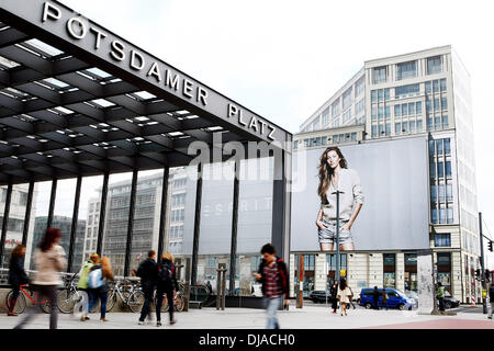 Gisele Buendchen è presentato in un Esprit campagna pubblicitaria su un tabellone gigante a Potsdamer Platz in Mitte. Berlino, Germania - 02.04.2012 Foto Stock