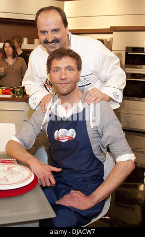 Johan Lafer, Patrik Fichte sul tedesco ZDF TV cooking show 'Lafer! Lichter! Lecker!' presso lo Studio Stahltwiete. Amburgo, Germania - 04.04.2012 Foto Stock