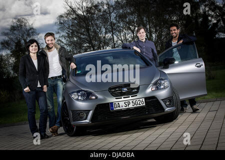 Sede ambasciatori del marchio Andreas Pietschmann, Jasmin Tabatabai, David Kross, Elyas M'Barek ponendo al di fuori di Raj Mahal hotel con una Seat Leon Cupra R poco prima di frequentare la partita di calcio Borussia Dortmund vs Bayern Monaco di Baviera. Castrop-Rauxel, Germania - 11.04 Foto Stock