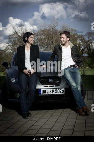 Sede ambasciatori del marchio Jasmin Tabatabai, Andreas Pietschmann ponendo al di fuori di Raj Mahal hotel con una Seat Leon Cupra R poco prima di frequentare la partita di calcio Borussia Dortmund vs Bayern Monaco di Baviera. Castrop-Rauxel, Germania - 11.04.2012 Foto Stock