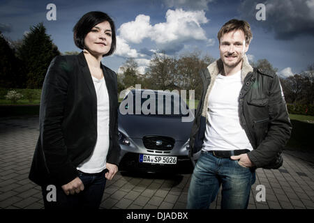 Sede ambasciatori del marchio Jasmin Tabatabai, Andreas Pietschmann ponendo al di fuori di Raj Mahal hotel con una Seat Leon Cupra R poco prima di frequentare la partita di calcio Borussia Dortmund vs Bayern Monaco di Baviera. Castrop-Rauxel, Germania - 11.04.2012 Foto Stock