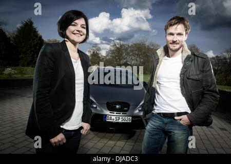 Sede ambasciatori del marchio Jasmin Tabatabai, Andreas Pietschmann ponendo al di fuori di Raj Mahal hotel con una Seat Leon Cupra R poco prima di frequentare la partita di calcio Borussia Dortmund vs Bayern Monaco di Baviera. Castrop-Rauxel, Germania - 11.04.2012 Foto Stock