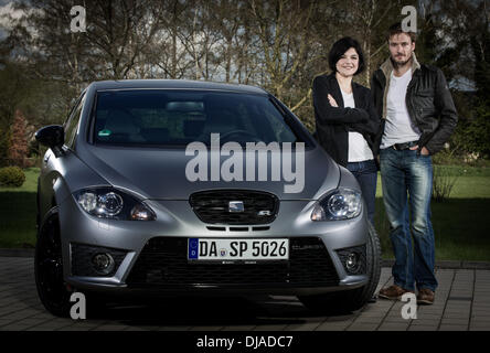 Sede ambasciatori del marchio Jasmin Tabatabai, Andreas Pietschmann ponendo al di fuori di Raj Mahal hotel con una Seat Leon Cupra R poco prima di frequentare la partita di calcio Borussia Dortmund vs Bayern Monaco di Baviera. Castrop-Rauxel, Germania - 11.04.2012 Foto Stock