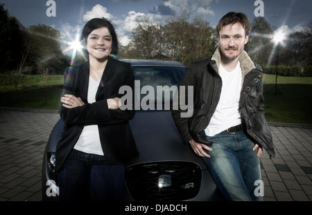 Sede ambasciatori del marchio Jasmin Tabatabai, Andreas Pietschmann ponendo al di fuori di Raj Mahal hotel con una Seat Leon Cupra R poco prima di frequentare la partita di calcio Borussia Dortmund vs Bayern Monaco di Baviera. Castrop-Rauxel, Germania - 11.04.2012 Foto Stock