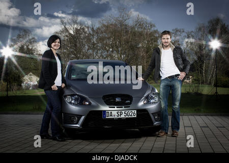 Sede ambasciatori del marchio Jasmin Tabatabai, Andreas Pietschmann ponendo al di fuori di Raj Mahal hotel con una Seat Leon Cupra R poco prima di frequentare la partita di calcio Borussia Dortmund vs Bayern Monaco di Baviera. Castrop-Rauxel, Germania - 11.04.2012 Foto Stock