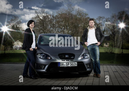 Sede ambasciatori del marchio Jasmin Tabatabai, Andreas Pietschmann ponendo al di fuori di Raj Mahal hotel con una Seat Leon Cupra R poco prima di frequentare la partita di calcio Borussia Dortmund vs Bayern Monaco di Baviera. Castrop-Rauxel, Germania - 11.04.2012 Foto Stock