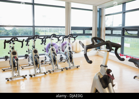 La filatura cyclette in palestra Foto Stock