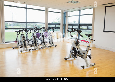 La filatura cyclette in palestra Foto Stock