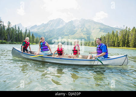 Famiglia caucasica in canoa sul lago Foto Stock