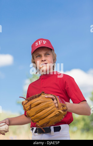 Ragazzo caucasico a giocare a baseball all'aperto Foto Stock