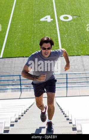 Ispanico atleta che corre sulle gradinate passi Foto Stock