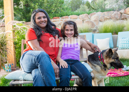 Madre e figlia rilassante in cortile Foto Stock