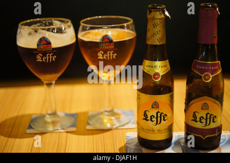 Le bottiglie e i bicchieri di birra Leffe Foto Stock