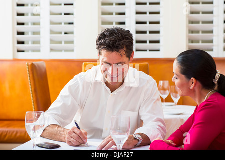 La gente di affari di parlare al ristorante Foto Stock