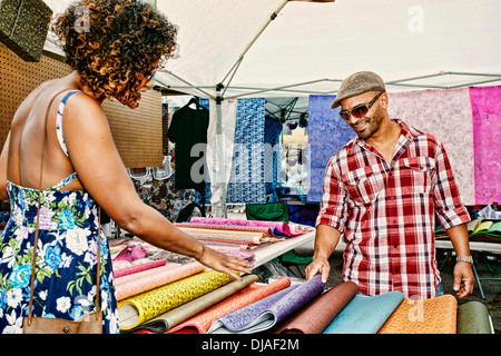 Accoppiare tessuti di navigazione al mercato delle pulci Foto Stock