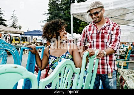 Paio di acquisto sedie colorate al mercato delle pulci Foto Stock