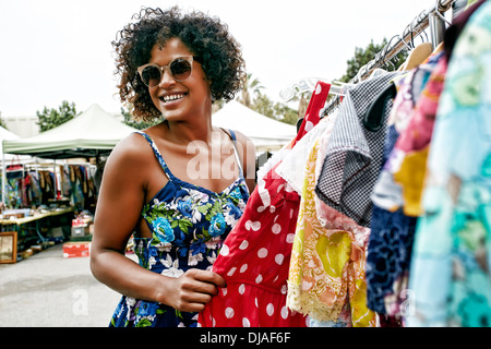 Razza mista donna shopping al mercato delle pulci Foto Stock