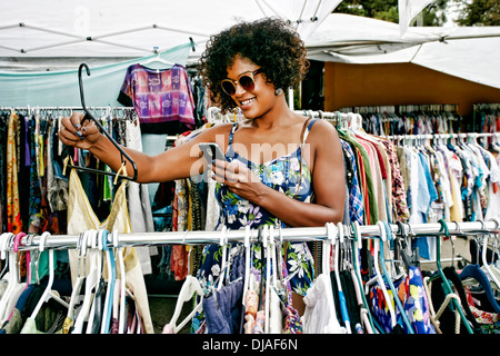 Razza mista donna shopping al mercato delle pulci Foto Stock