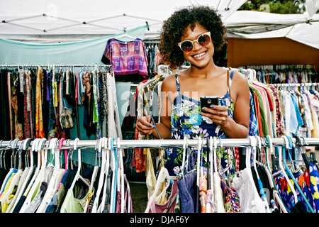 Razza mista donna shopping al mercato delle pulci Foto Stock