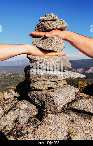 Coppia caucasica stacking le loro mani in rocce Foto Stock