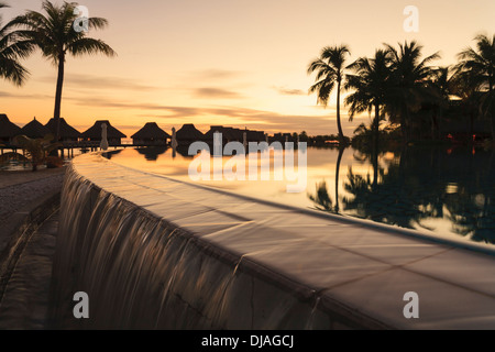 Le palme che si affaccia resort tropicale, Bora Bora, Polinesia Francese Foto Stock