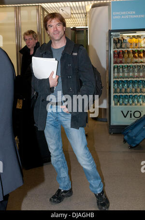 Campino di Die Toten Hosen arrivando presso l'aeroporto di Tegel per l'eco 2012 music awards il giorno seguente. Berlino, Germania - 21.03.2012 Foto Stock