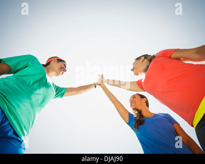 Donne caucasici alta fiving all'aperto Foto Stock