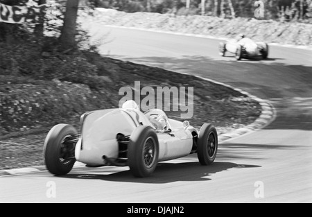 Henry Taylor che indossa il suo casco bianco in un Yeoman Credit Cooper in V Silver City Trophy. Brands Hatch Inghilterra 1 agosto 1960. Foto Stock