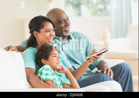 Tre generazioni di famiglie di guardare la tv Foto Stock