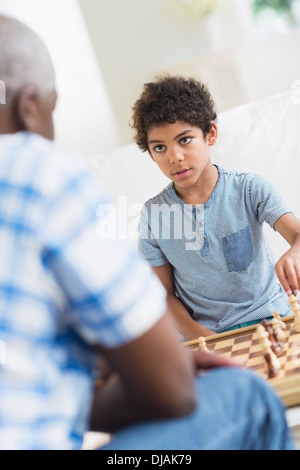 Ragazzo giocando a scacchi con il nonno Foto Stock