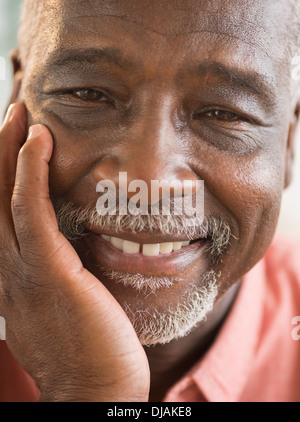 Uomo nero sorridente Foto Stock