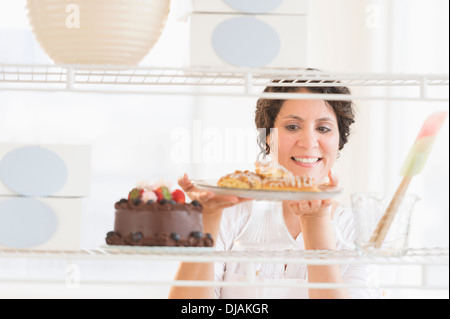 Ispanico baker holding dessert freschi Foto Stock