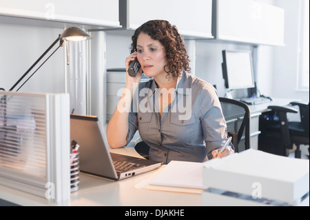 Imprenditrice ispanica lavoro in ufficio Foto Stock