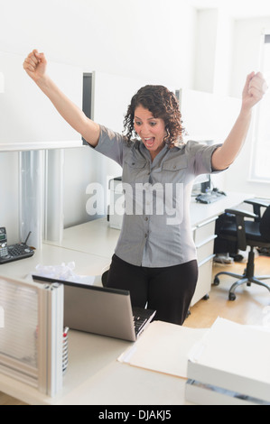 Imprenditrice ispanica tifo in office Foto Stock