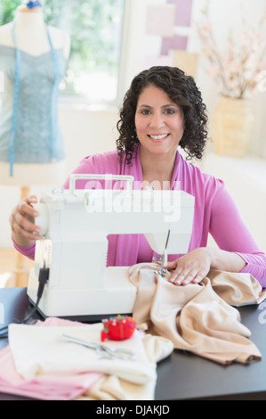 Sarta ispanica lavorando a macchina da cucire Foto Stock