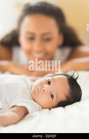 Madre ispanica ammirando baby Foto Stock