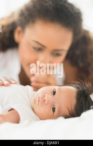 Madre ispanica ammirando baby Foto Stock