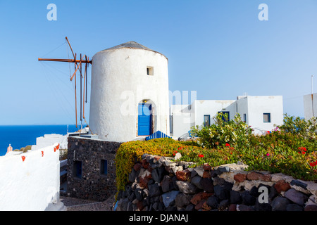 Vista del mulino a vento contro il cielo blu di Oia - Santorini, Grecia Foto Stock
