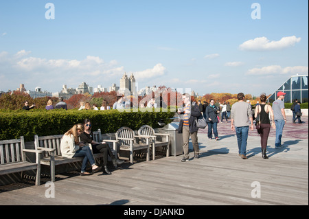 Ai visitatori la visione dello skyline di New York su Central Park Foto Stock