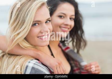 In prossimità di due donne coperte con coperta in spiaggia Foto Stock