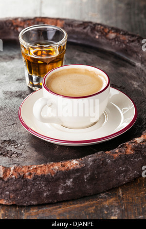 Caffè cucita con brandy su sfondo scuro Foto Stock