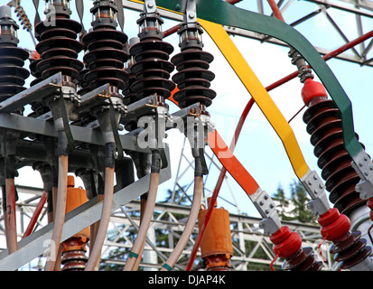 Dettaglio di un trasformatore in un impianto di potenza per produrre elettricità Foto Stock