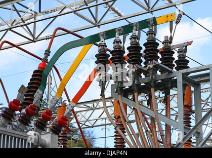 La connessione elettrica con grandi barre di rame di un trasformatore di alta tensione in un impianto di potenza per produrre elettricità Foto Stock