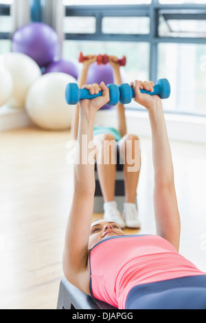 Lezione di fitness esegue la fase aerobica esercizio con manubri Foto Stock